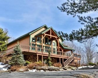 Hilltop Family Escape - 5BR 5BA - Hot Tub & Mountain Views - 4 min. to slopes - Hensonville - Building
