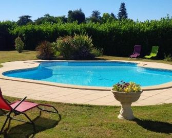 Chambres d'hôtes de Sauviolle - Romagne - Piscina