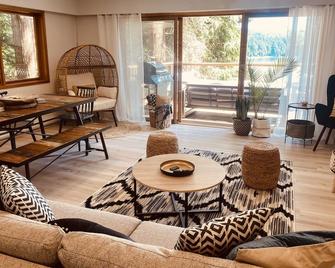 #Slowtravel~wood-fired hot tub, cold plunge, forest-bathing, earthing, beach - Halfmoon Bay - Living room