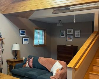 Summersville Lake Pet Friendly Getaway - Mount Nebo - Living room