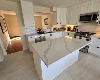 Lakefront/Legoland/West Point Retreat Under 1 Hour From Nyc! Heated Pool & Spa! - Monroe - Küche