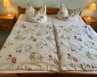 2-room vacation apartment up to 2 pers. + baby, right - vacation apartment, quiet location, - Koserow - Schlafzimmer