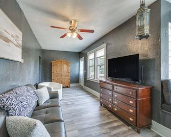Updated New Kensington Home with Deck 22 Mi to PGH! - New Kensington - Living room
