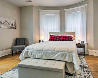 Charming Bloomington Apt with Walkable Location - Bloomington - Bedroom