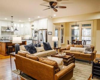 Asheville in Luxury, on 3 Acres! Hot Tub, 1200 Sqft Game Room - Fletcher - Pokój dzienny