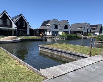Lovely Holiday Home in Stavoren near Frisian Lakes - Stavoren - Edificio