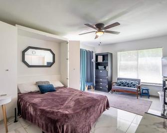 Newly Remodeled Studio M5-S @ Paradise Lakes Clothing Optional Resort - Land O' Lakes - Habitación