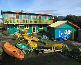 On the Beach Backpackers - Whitianga - Building