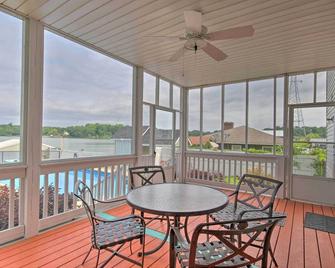 Lakefront Greenwood Getaway w/ Saltwater Pool - Greenwood - Balcony