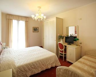Hotel Nice - Venice - Bedroom