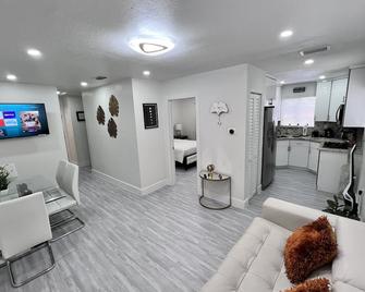 Stylish 2 Bedrooms Apartment by Miami Airport - Mai-a-mi - Phòng khách