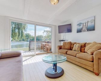 Wasaga Beach Riverfront, Walk to Beach 1, Sleeps 10, Pet-Friendly, 95 Mosley St - Wasaga Beach - Living room