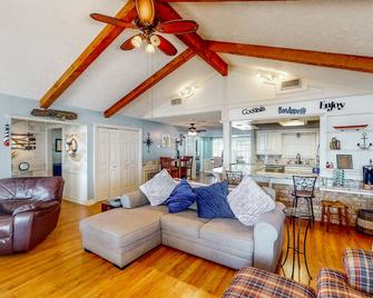 Harbor Haven - Livingston - Living room