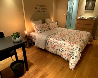 Au 10 Bed & Breakfast - Luisant - חדר שינה