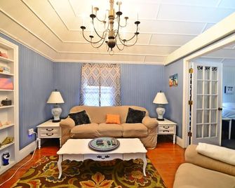 Historic Apt in Heart of Christiansted - Christiansted - Living room