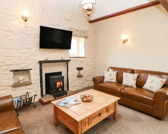 Shepherd's Cottage, Pet Friendly, With A Garden In Holwick - Middleton-in-Teesdale - Living room