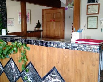 Going To The Sun Inn And Suites - Browning - Front desk