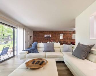 Charming 1BR Condo with Patio, Near The Lake Geneva - Lake Geneva - Living room