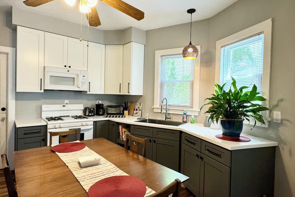 Cozy 2-bedroom apartment in peaceful East Rochester with WiFi, AC - إيست روتشستر - مطبخ