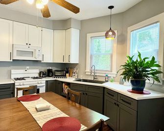 Cozy 2-bedroom apartment in peaceful East Rochester with WiFi, AC - إيست روتشستر - مطبخ