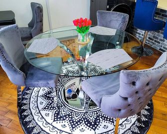 Osas Luxury Stay - Queens - Dining room