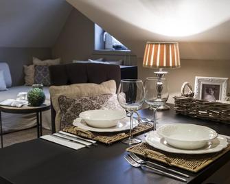 Casa-Cosi, tourist & business suites & flats with reserved parking and private terraces in shared garden with seasonal pool included, private sauna available - Lokeren - Comedor