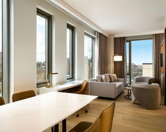 The Westin Flushing LaGuardia Airport - Queens - Living room