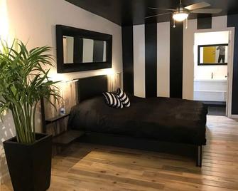 Downtown Cozy Condo-Walk to best Diners, Breweries, NAU, Historic Flagstaff! - Flagstaff - Bedroom