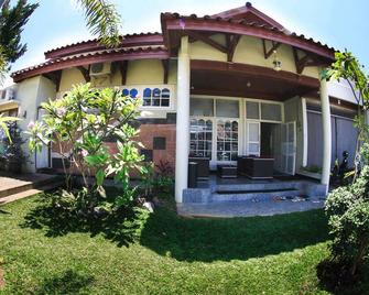 Bonsai Surf Lodge - Hostel - Padang - Bâtiment