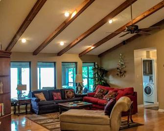 Private and Secluded! Enjoy the stunning view and wooded surrounding. - Morrilton - Вітальня