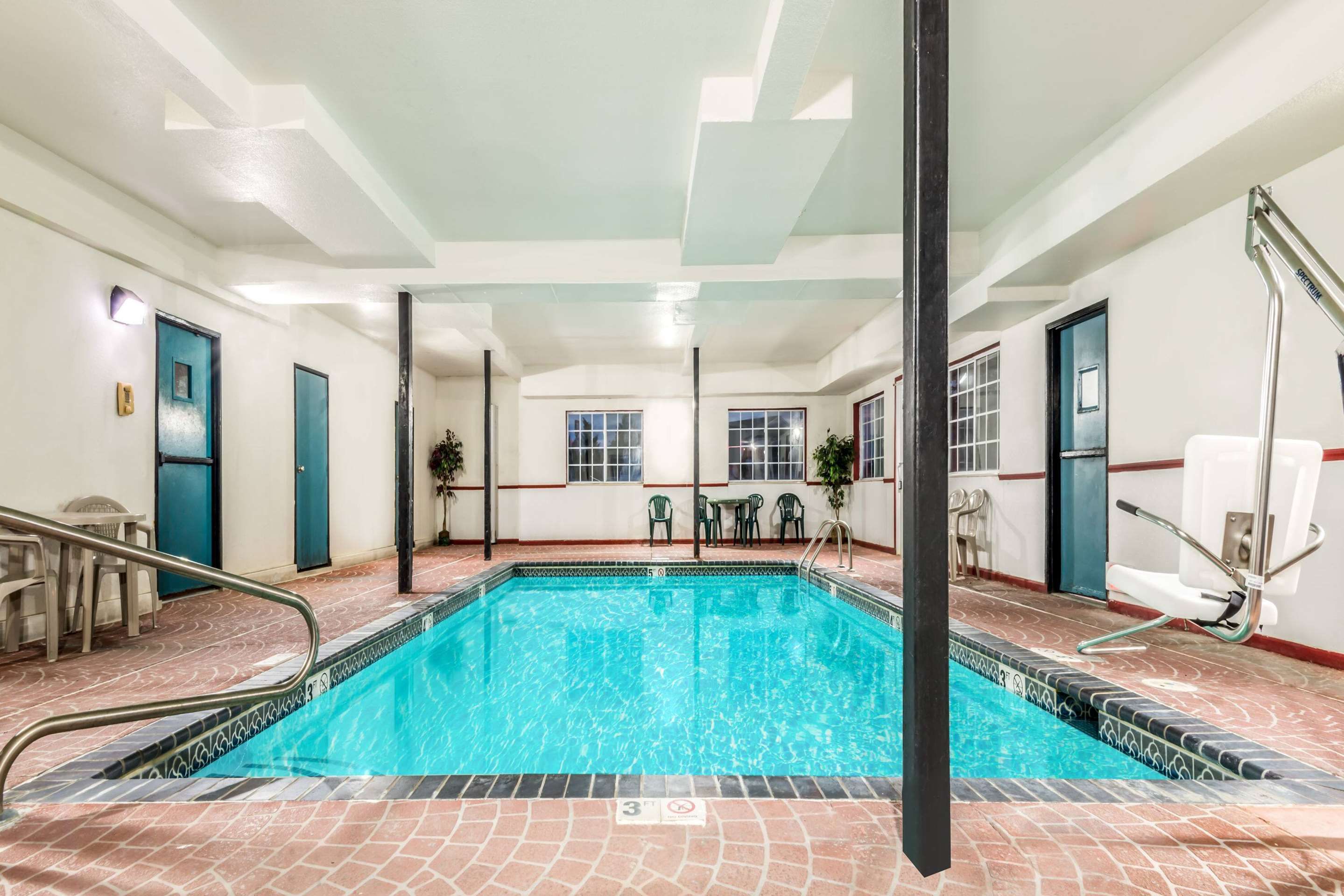 Super 8 By Wyndham Platte City/Kci Airport North - Platte City - Pool