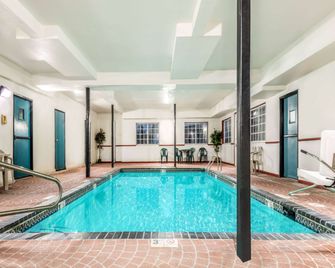 Super 8 By Wyndham Platte City/Kci Airport North - Platte City - Басейн