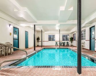 Super 8 By Wyndham Platte City/Kci Airport North - Platte City - Pool