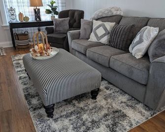 Charming & Updated Cozy/Clean 2 bed house! Luxury beds & covered back patio! - Franklin - Sala de estar