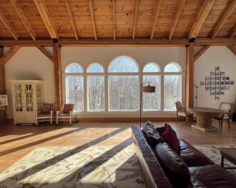 Beautiful Vermont Country Home on Vast Property - 브래틀버러 - 거실