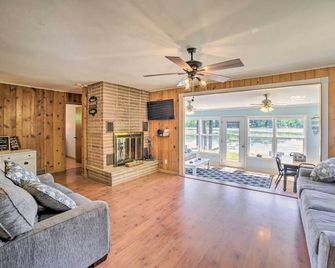 Lakefront Wisconsin Cottage with Dock and Hot Tub! - Crivitz - Sala de estar