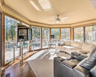 Stunning Solon Getaway ~ 20 Mi to Cleveland! - Solon - Living room