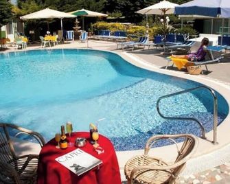 Hotel Carmencita - אנאקאפרי - בריכה