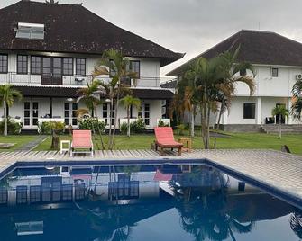 Guest House in Padonan – Large Area, Pool, Wi-Fi - Denpasar - Piscina