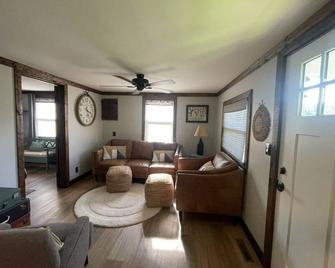 The Cozy Nest - Mount Airy - Huiskamer