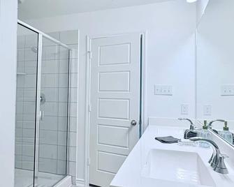 Near Airport & Prime Location Getaway sleeps 8 - San Antonio