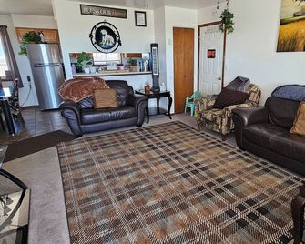 Spacious 3 bedroom and 1.5 bathroom fully fenced around for pets and childrens - Alamosa - Living room