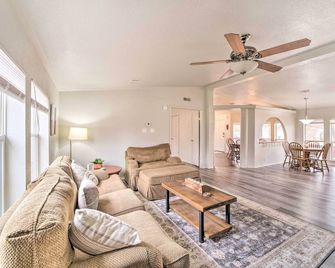 Eufaula Escape w/ Deck - Steps to Lake! - Eufaula - Living room