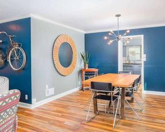 River Drive Retreat: Family Fun & Relaxation - Appleton - Dining room