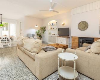 Holiday Home 'Ca L' Anton' with Private Terrace, Wi-Fi and Air Conditioning - Palafrugell - Living room