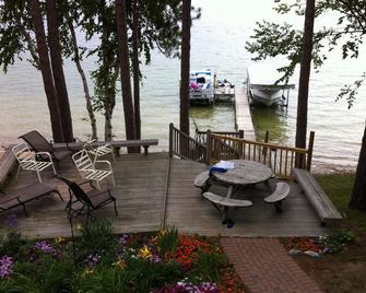 Sunset Lakefront Home On Mullett Lake renting Yearly From May Through October - Indian River - Patio