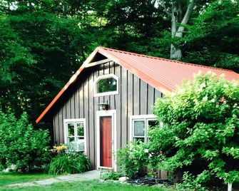 Peaceful Lake Cottage - Westfield - Building