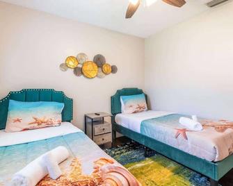 Spacious 3-Br Home With Patio, Firepit & Bbq! - Largo - Bedroom