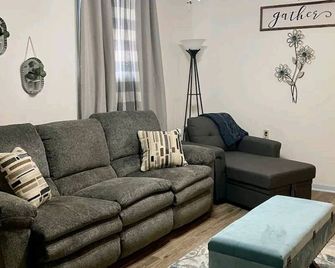 Cute, Cozy, Comfortable, And Super Convenient! - Pineville - Вітальня
