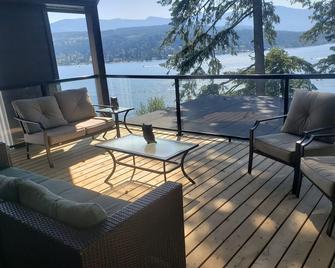 Blind Bay Lakeside Shuswap House Private Beach Swim Platform Buoy Acreage Views - Blind Bay - Balcony